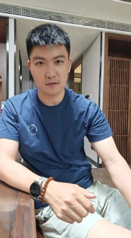 大鹏展翅的第一张照片--青海闪婚服务中心